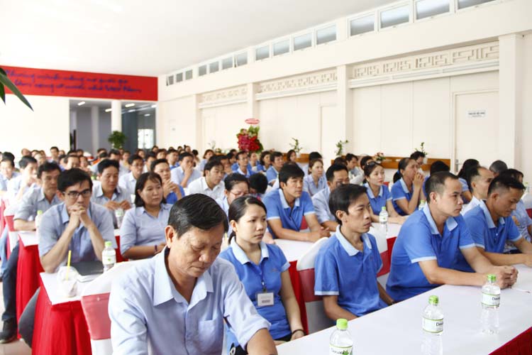 Gần 200 đại biểu đại diện cho hơn 4.000 cán bộ công nhân viên tham dự hội nghị