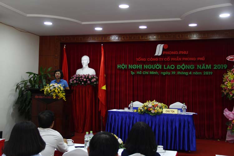 Bà Nguyễn Thị Thủy – Phó chủ tịch Công đoàn Dệt May Việt Nam phát biểu tại hội nghị