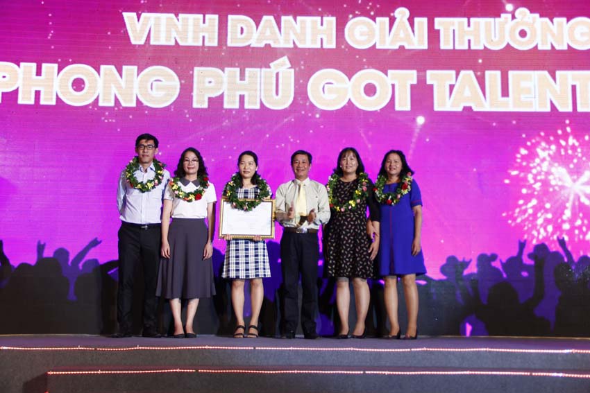 Ông Phạm Xuân Trình – Tổng giám đốc trao giải Phong Phú Got Talent 2018