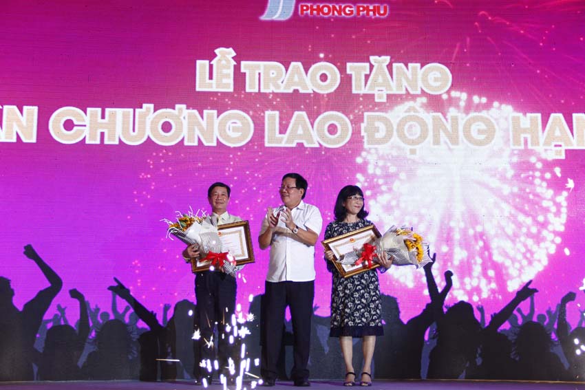 Lễ trao tặng Huân chương lao động hạng nhì cho Ông Phạm Xuân Trình - Tổng giám đốc và Bà Bùi Thị Thu - Phó Tổng giám đốc Thường trực