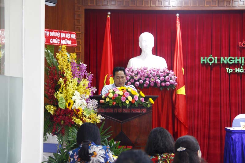 Ông Lê Văn Hùng – Quản đốc Phân xưởng Dệt – báo cáo tham luận “Công nghiệp 4.0 – thách thức lớn cho ngành dệt may và các ngành sử dụng lao động”